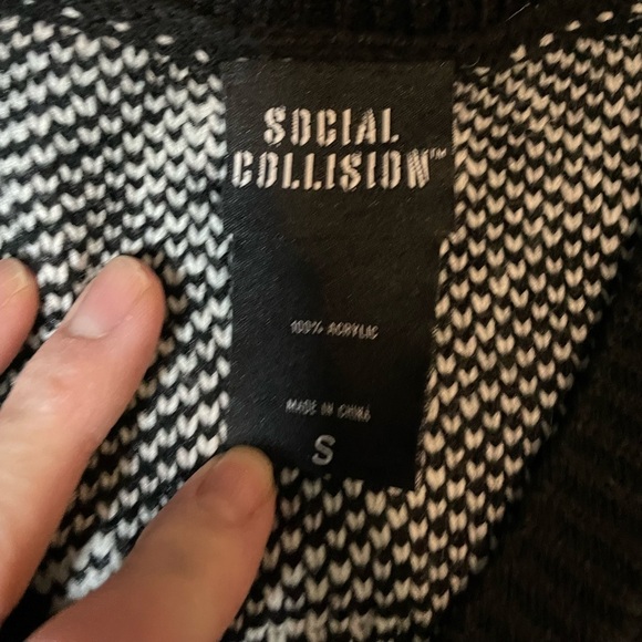 Black and white skulls and hearts, hot topic vest size small‎ - Picture 2 of 7